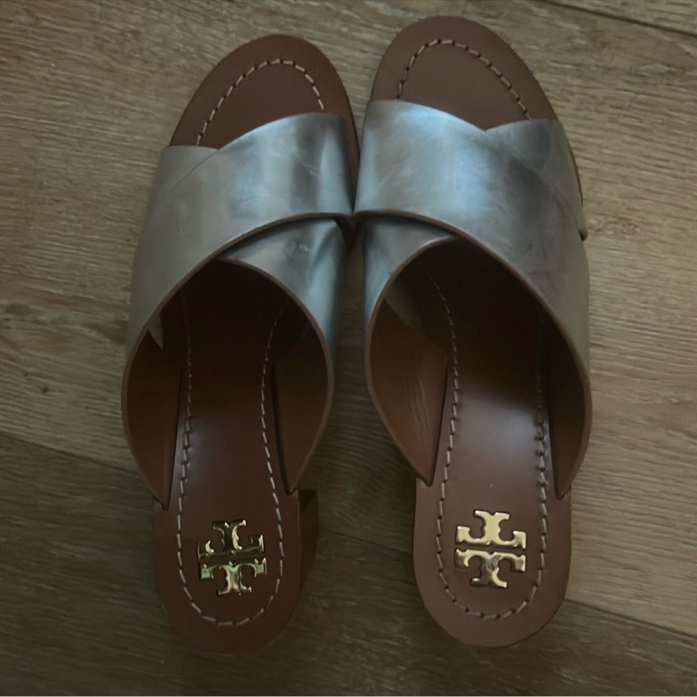 Preloved Tory Burch Silver Sandal heels
Please see pictures and scuff marks